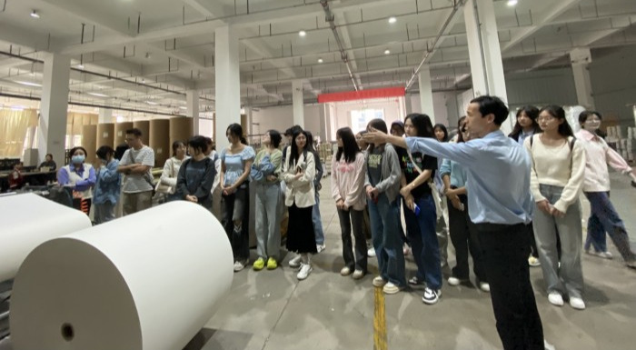 校企聯動，融通未來——外國語學院英語系師生深入企業開展學習交流與技術轉讓專題活動