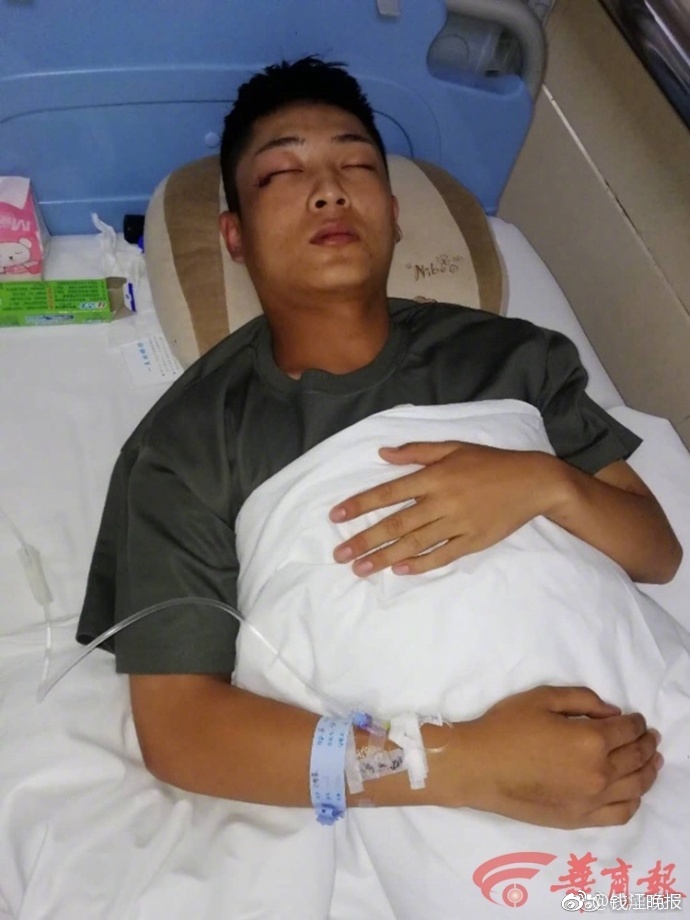 一位熊媽媽帶著小熊攀爬懸崖