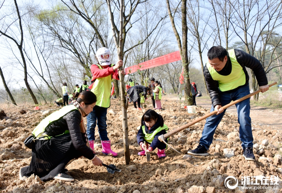 周一在岸人民幣對美元收報6.7350 漲31個基點