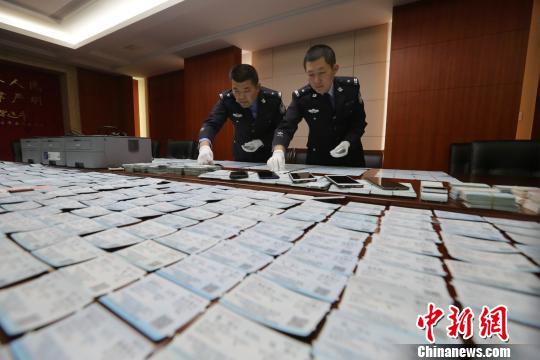 &ldquo;大橙子&rdquo;雙層觀光巴士試運營 &ldquo;這是高配版的‘紅奔奔’&rdquo;
