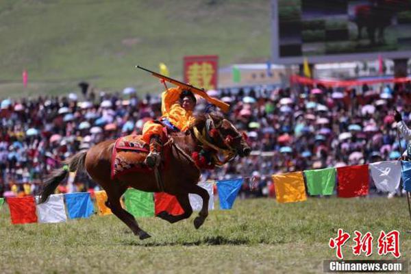 KBS新聞放送事故，卡通人偶居然在給男主播揉肩