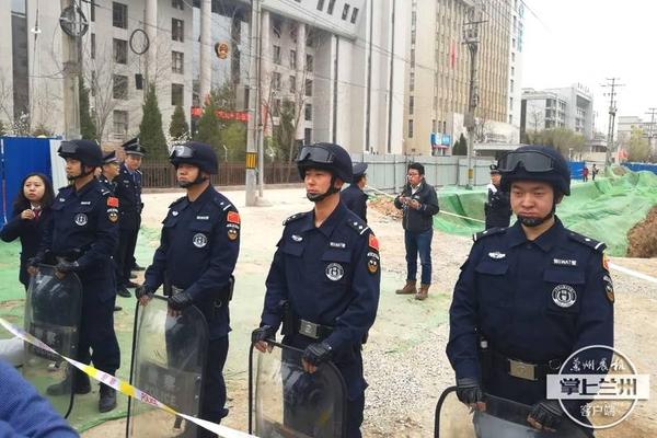 請注意，濟南老城區這個路口安裝信號燈了