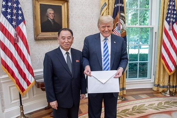 為了姐姐，她被迫認個老太監為父