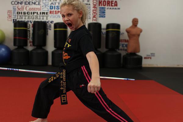 &ldquo;爸爸加油！敬禮！&rdquo;4歲女兒一句話，硬核警察瞬間淚奔