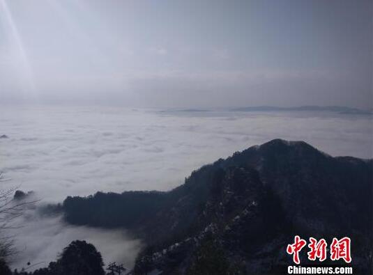 《地心引力》攝影師給絕對伏特加拍大片，確實是大片啊